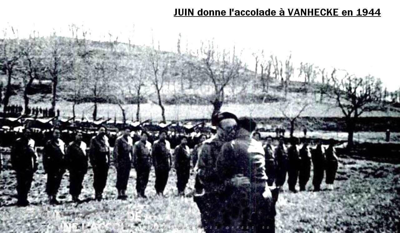 033   JUIN DONNE L'accolade a VAN HECKE EN 1944.JPG